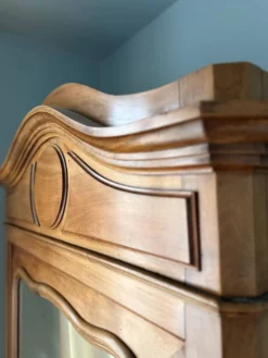 Armoire parisienne ancienne en bois massif et miroir biseauté