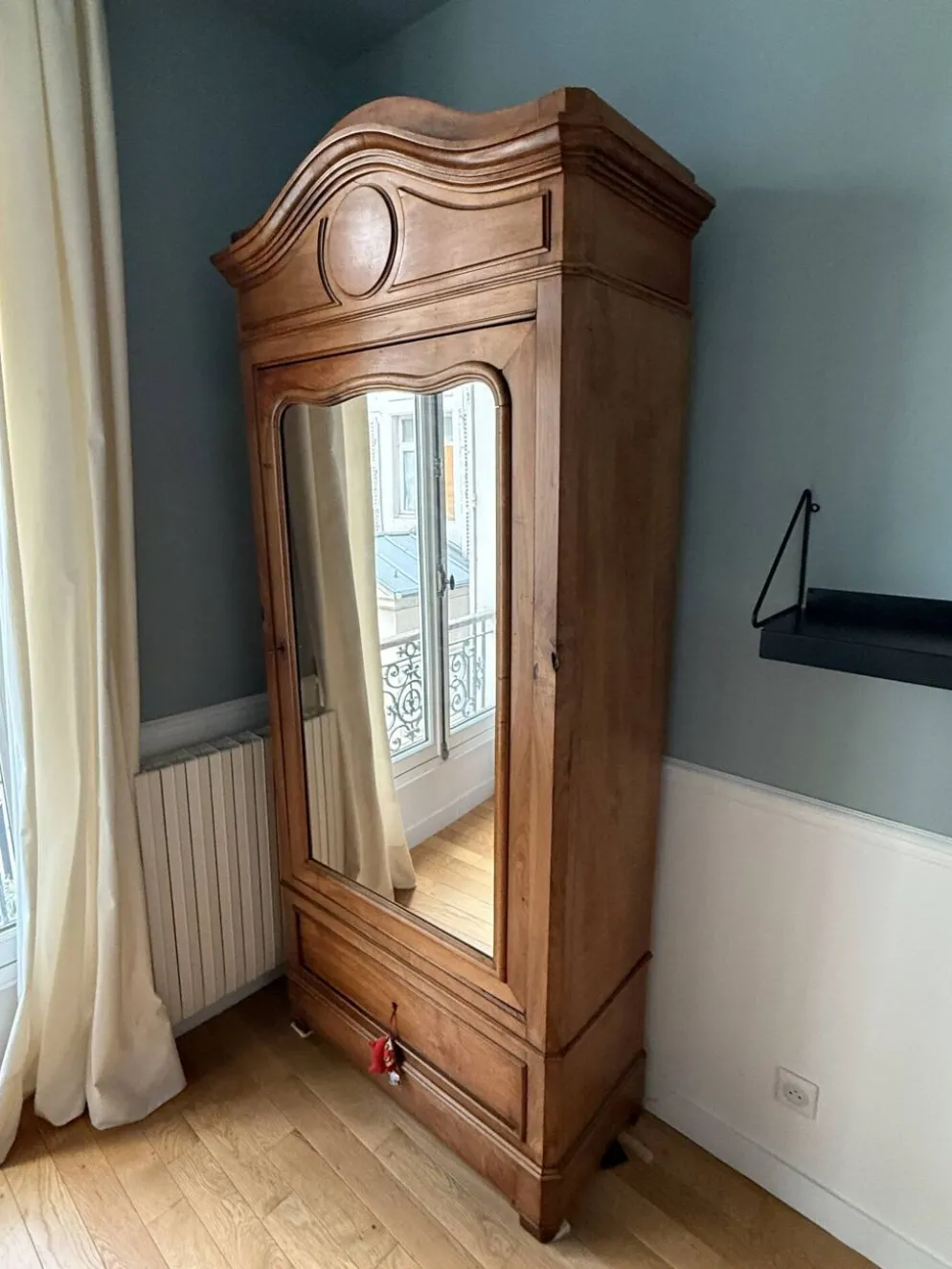 Armoire parisienne ancienne en bois massif et miroir biseauté