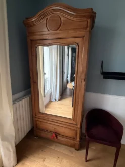 Armoire parisienne ancienne en bois massif et miroir biseauté