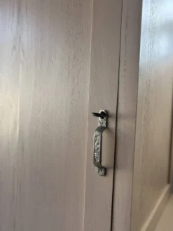 Armoire parisienne asymétrique