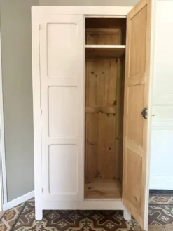 Armoire parisienne authentique