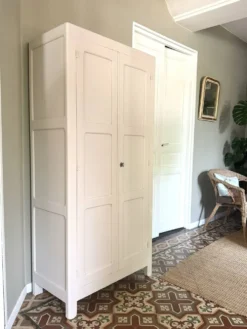 Armoire parisienne authentique
