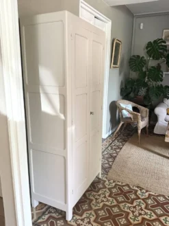 Armoire parisienne authentique