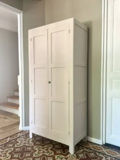 Armoire parisienne authentique
