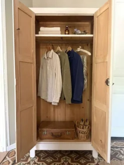 Armoire parisienne authentique