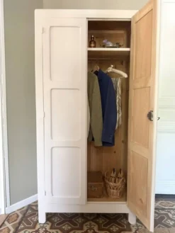 Armoire parisienne authentique
