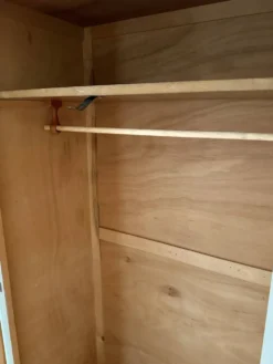 Armoire parisienne bonnetière