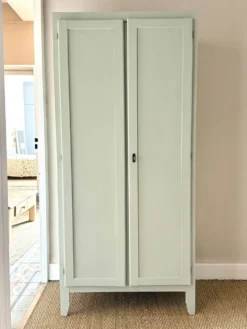 Armoire parisienne bonnetière