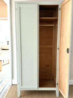 Armoire parisienne bonnetière