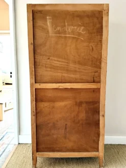 Armoire parisienne bonnetière