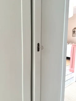 Armoire parisienne bonnetière