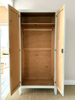 Armoire parisienne bonnetière
