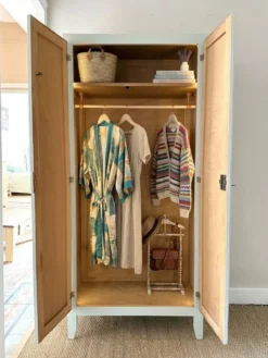 Armoire parisienne bonnetière