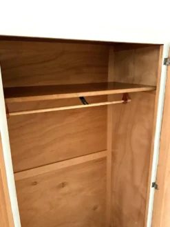 Armoire parisienne bonnetière