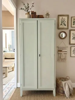Armoire parisienne bonnetière