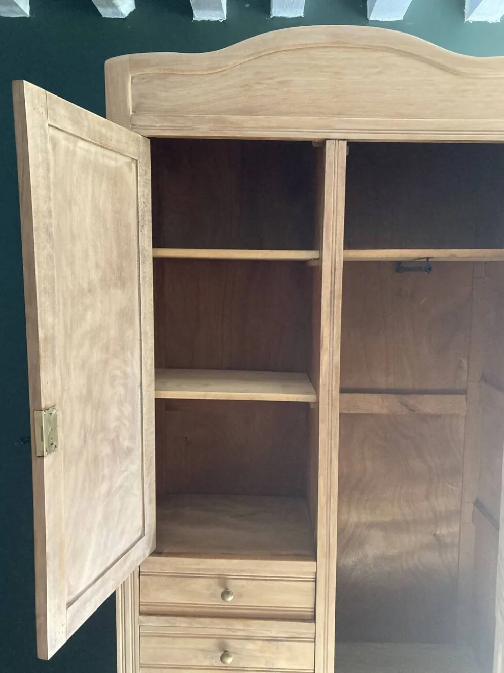 Armoire Parisienne d'hôtel