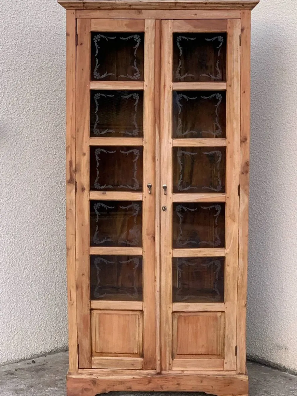 Armoire parisienne en bois brut et vitres gravées 1920