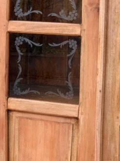 Armoire parisienne en bois brut et vitres gravées 1920