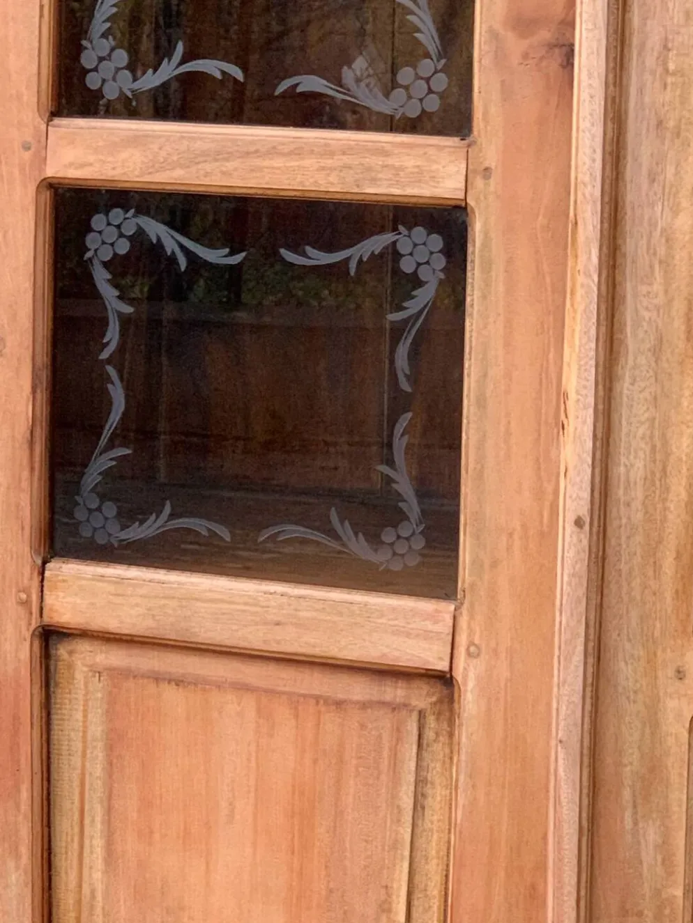 Armoire parisienne en bois brut et vitres gravées 1920