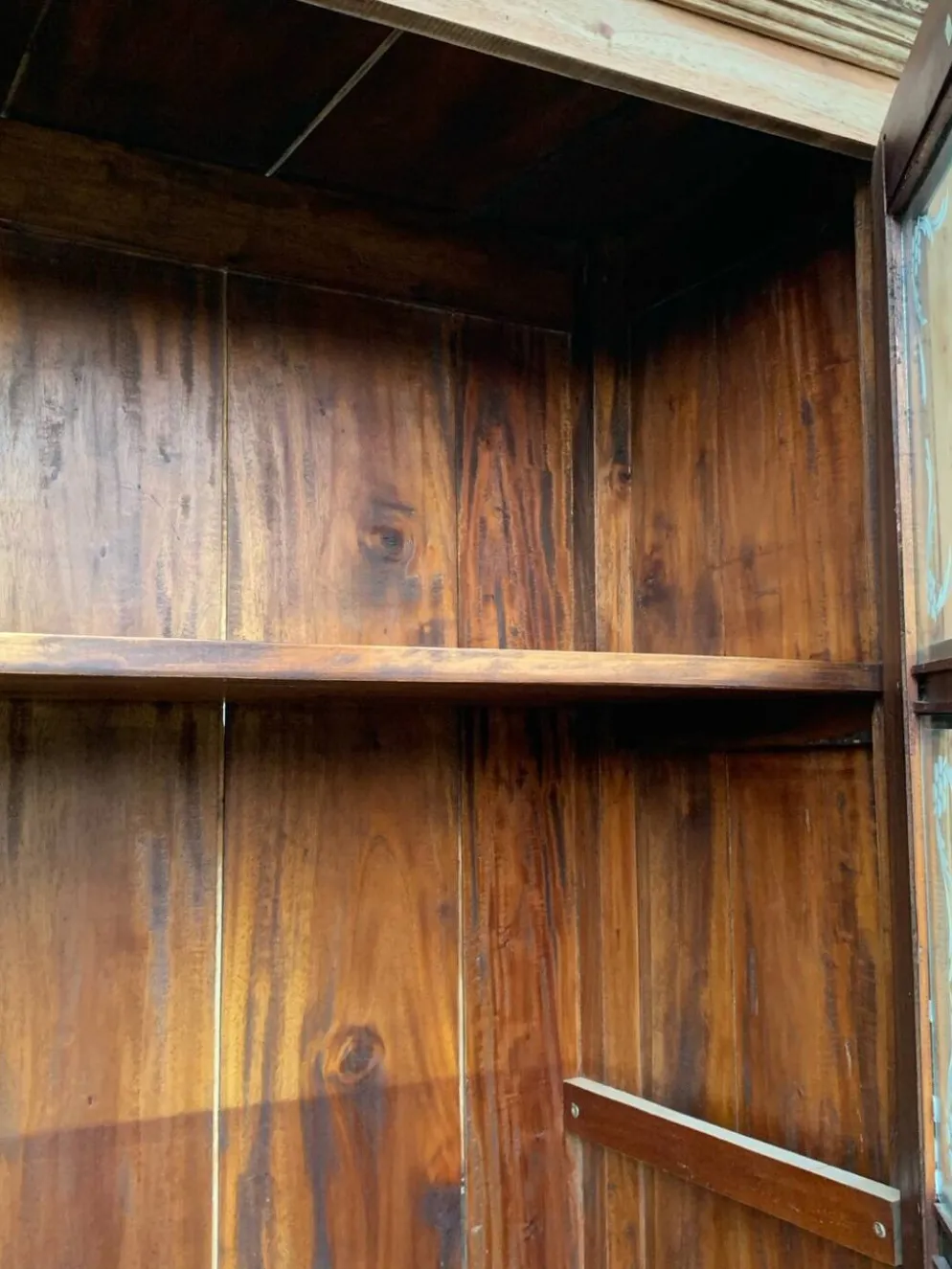 Armoire parisienne en bois brut et vitres gravées 1920