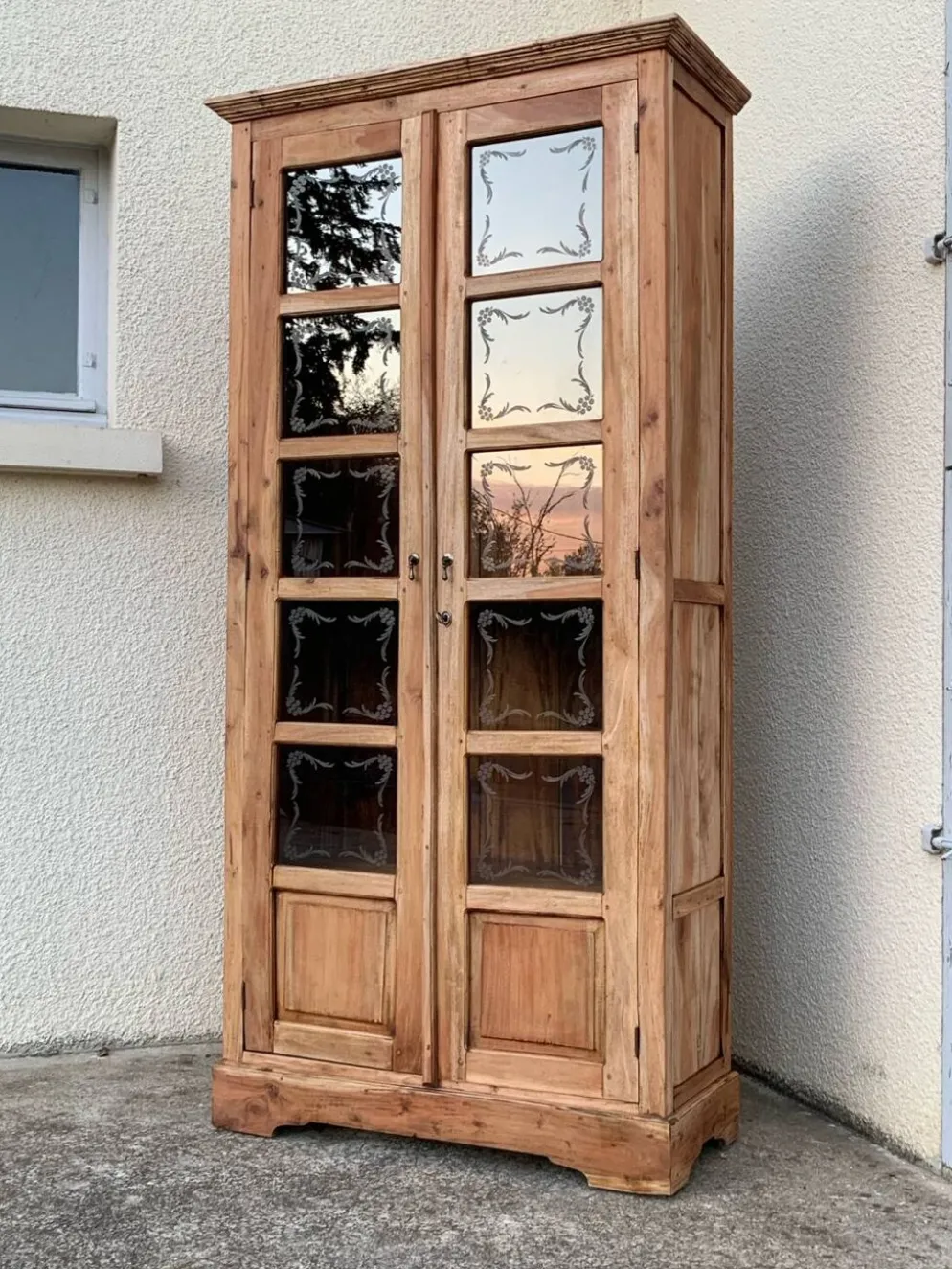 Armoire parisienne en bois brut et vitres gravées 1920
