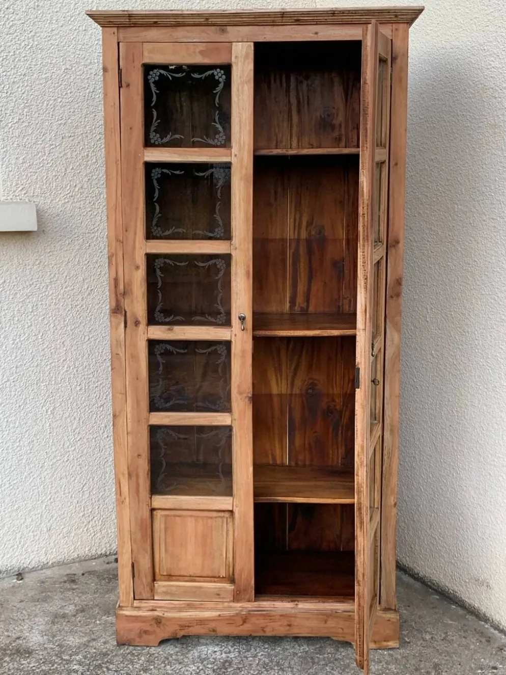 Armoire parisienne en bois brut et vitres gravées 1920