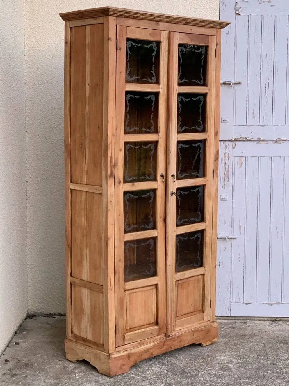 Armoire parisienne en bois brut et vitres gravées 1920