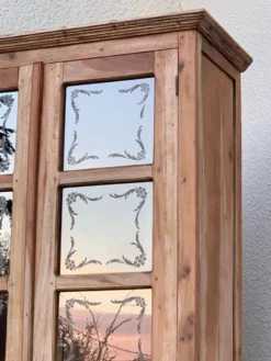 Armoire parisienne en bois brut et vitres gravées 1920