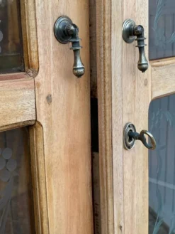 Armoire parisienne en bois brut et vitres gravées 1920