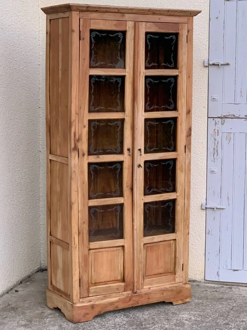 Armoire parisienne en bois brut et vitres gravées 1920