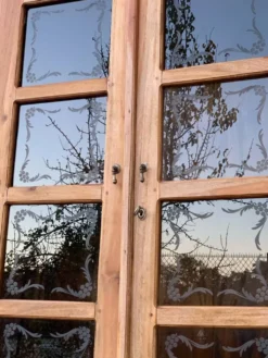 Armoire parisienne en bois brut et vitres gravées 1920
