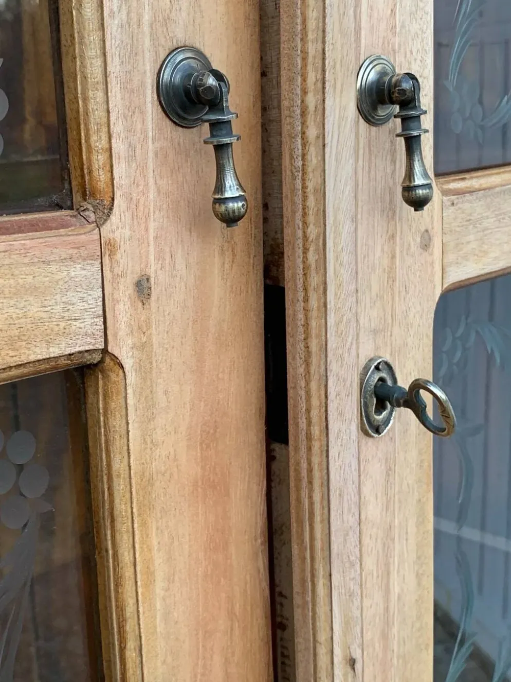 Armoire parisienne en bois brut et vitres gravées 1920