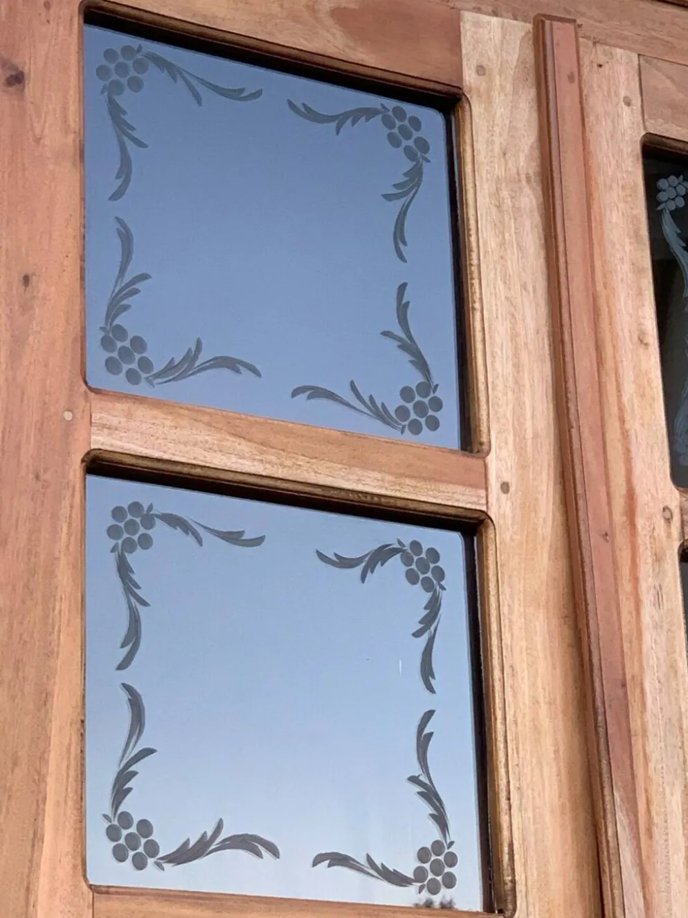 Armoire parisienne en bois brut et vitres gravées 1920