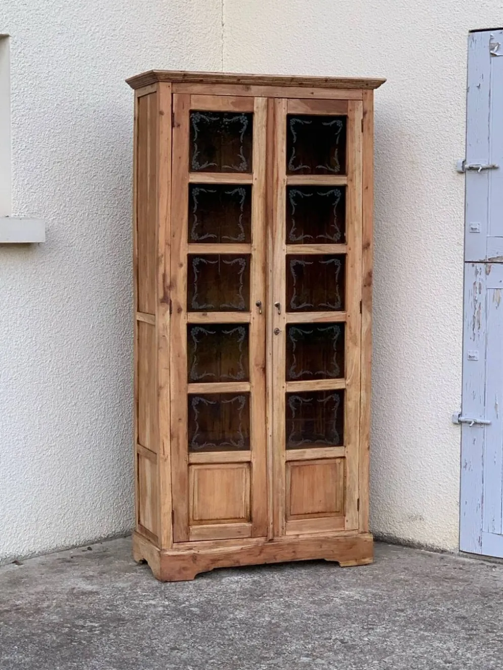 Armoire parisienne en bois brut et vitres gravées 1920