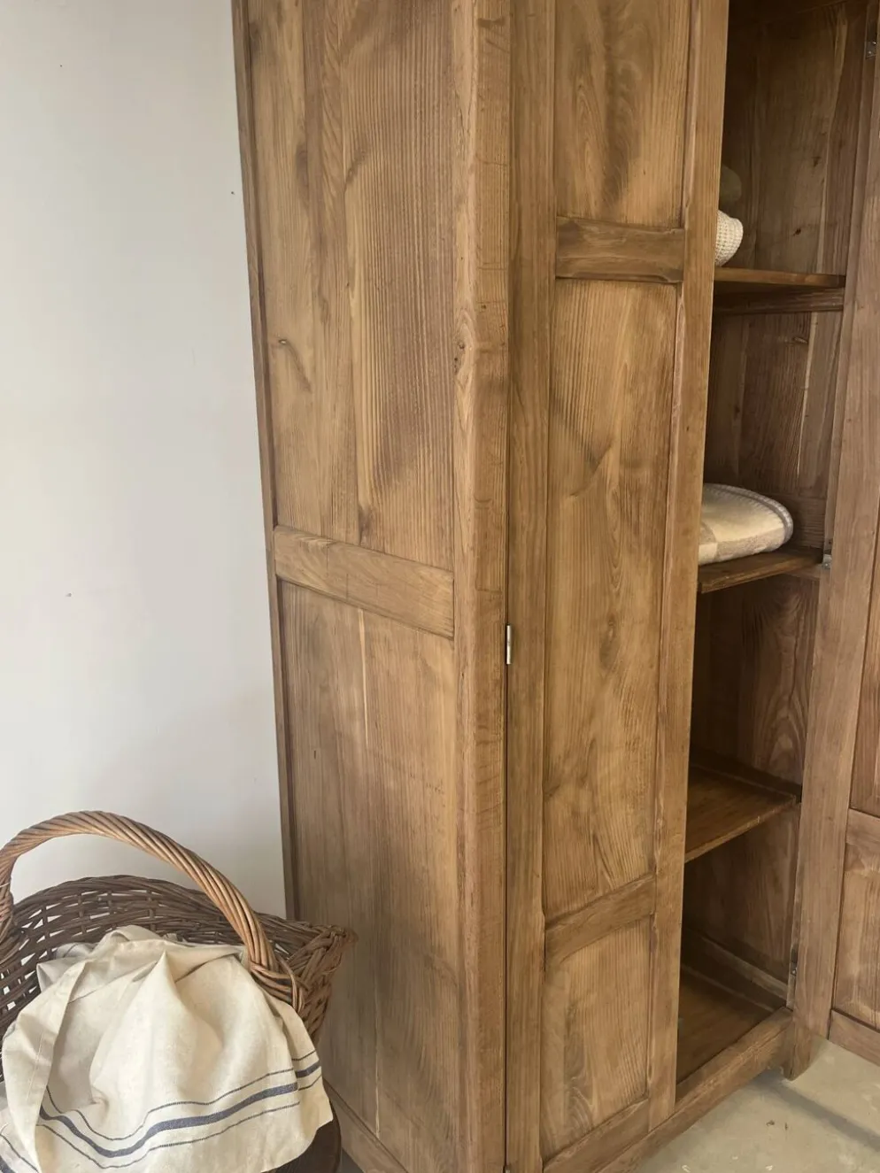 Armoire parisienne en chêne massif