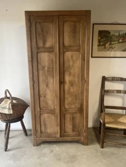 Armoire parisienne en chêne massif