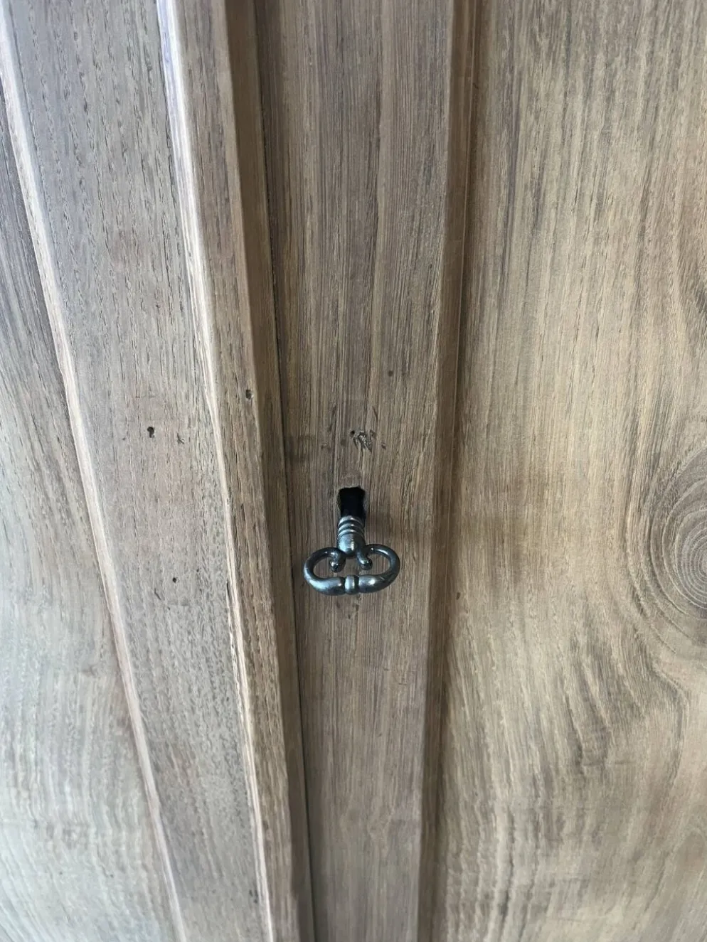 Armoire parisienne en chêne massif