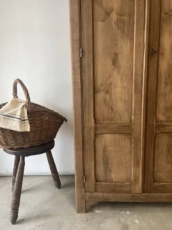 Armoire parisienne en chêne massif