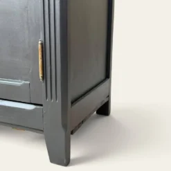 Armoire parisienne noire vitrée rénovée