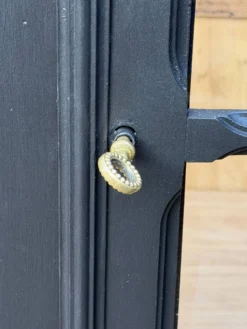 Armoire parisienne noire vitrée rénovée