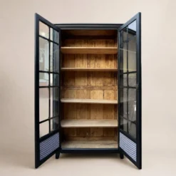 Armoire parisienne noire vitrée rénovée