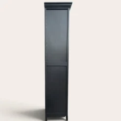 Armoire parisienne noire vitrée rénovée