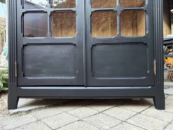 Armoire parisienne noire vitrée rénovée