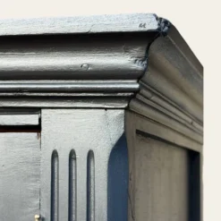 Armoire parisienne noire vitrée rénovée