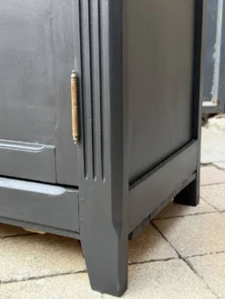 Armoire parisienne noire vitrée rénovée