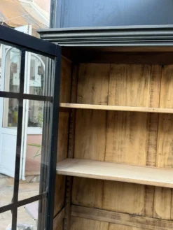 Armoire parisienne noire vitrée rénovée
