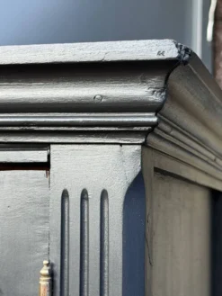 Armoire parisienne noire vitrée rénovée