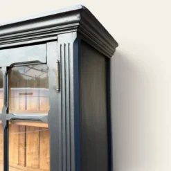 Armoire parisienne noire vitrée rénovée