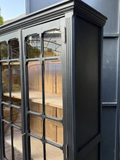 Armoire parisienne noire vitrée rénovée