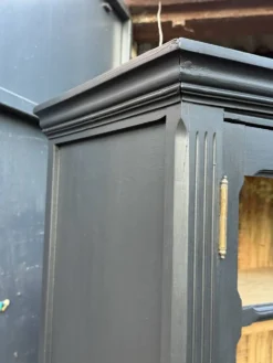 Armoire parisienne noire vitrée rénovée